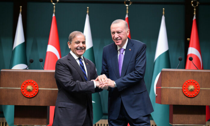Illustrative image showing representatives of Pakistan and Türkiye shaking hands.